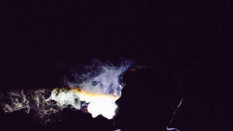 导演在拍摄现场与团队沟通，AI工具作为辅助